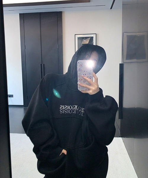 Dalfwin(ダールフィン)の「韓国ファッション RICECAKE刺繍ロゴハイネックフーディー(パーカー・レディース・ライトグレー/ブラック・FREE)」の4枚目の写真