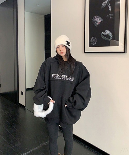 Dalfwin(ダールフィン)の「韓国ファッション RICECAKE刺繍ロゴハイネックフーディー(パーカー・レディース・ライトグレー/ブラック・FREE)」の5枚目の写真