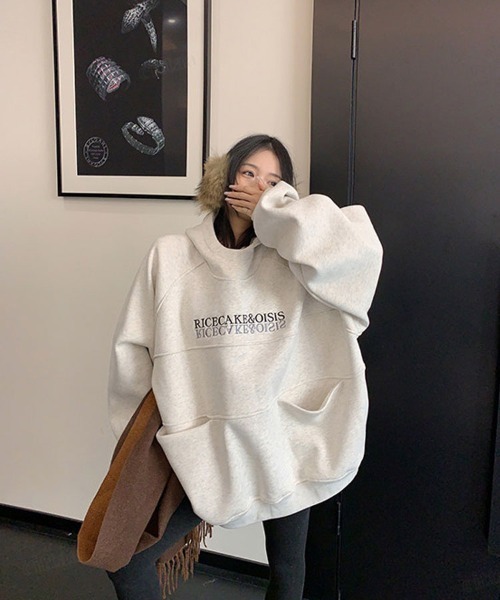 Dalfwin(ダールフィン)の「韓国ファッション RICECAKE刺繍ロゴハイネックフーディー(パーカー・レディース・ライトグレー/ブラック・FREE)」の22枚目の写真