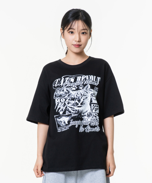 MOZMOZ(モズモズ)の「アイキャット オーバーサイズ グラフィック 半袖Tシャツ ブラック(Tシャツ/カットソー・レディース・その他・M/XL/XXL)」の1枚目の写真