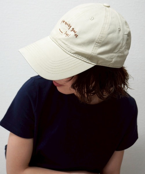 gossara（ゴサラ）の「【夏コーデにぴったり】手書き風ロゴCAP（キャップ・レディース・ライトベージュ/ベージュ/ネイビー・FREE）」の2枚目の写真