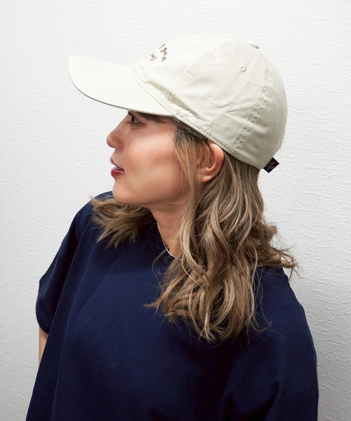 gossara（ゴサラ）の「【夏コーデにぴったり】手書き風ロゴCAP（キャップ・レディース・ライトベージュ/ベージュ/ネイビー・FREE）」の6枚目の写真