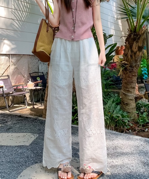 AMAJI（アマジ）の「カットワークレース 刺繍 ウエストゴム ワイドパンツ（その他パンツ・レディース・ホワイト・X-LARGE/LARGE/MEDIUM）」の2枚目の写真