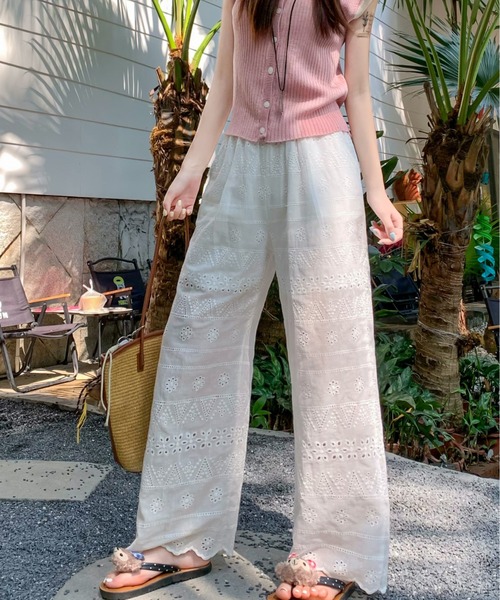 AMAJI（アマジ）の「カットワークレース 刺繍 ウエストゴム ワイドパンツ（その他パンツ・レディース・ホワイト・X-LARGE/LARGE/MEDIUM）」の3枚目の写真