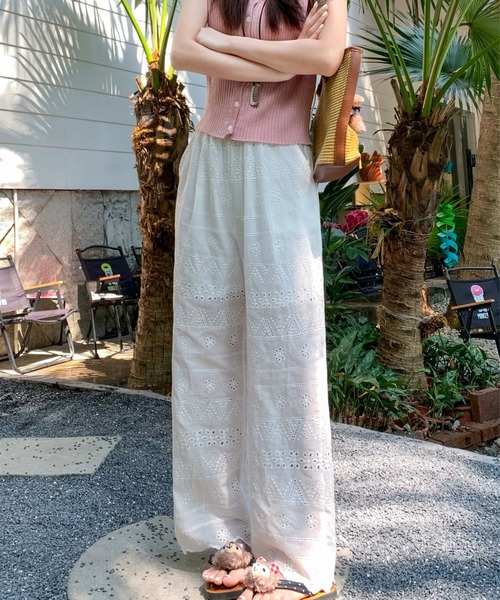 AMAJI（アマジ）の「カットワークレース 刺繍 ウエストゴム ワイドパンツ（その他パンツ・レディース・ホワイト・X-LARGE/LARGE/MEDIUM）」の4枚目の写真
