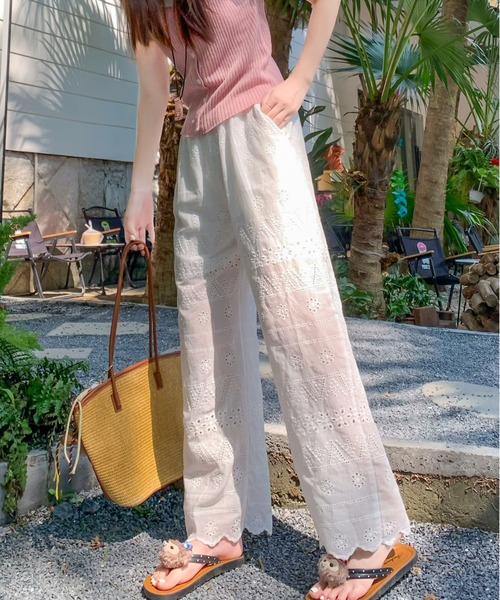 AMAJI（アマジ）の「カットワークレース 刺繍 ウエストゴム ワイドパンツ（その他パンツ・レディース・ホワイト・X-LARGE/LARGE/MEDIUM）」の5枚目の写真