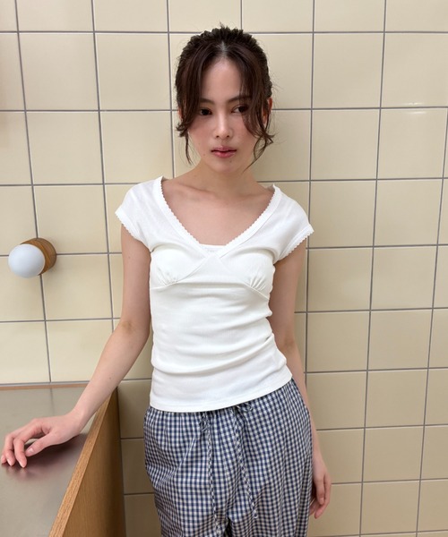 FUULLY STUDIO(フーリィーステューディオ)の「ピコレースVネックトップス(Tシャツ/カットソー・レディース・グレー/ホワイト・FREE)」の7枚目の写真