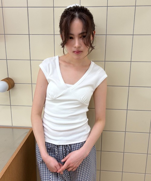 FUULLY STUDIO(フーリィーステューディオ)の「ピコレースVネックトップス(Tシャツ/カットソー・レディース・グレー/ホワイト・FREE)」の6枚目の写真