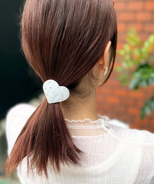 tone(トーン)の「【Peony/ピオニー】ヘアゴム/アクリルビジューハート(ヘアゴム・レディース・ブラック/ホワイト/ブラウン・FREE)」の2枚目の写真