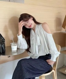 オフショルダーのストライプ柄リボン付きブラウス