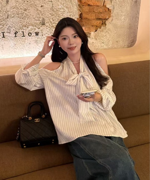 AsheKsha(アシクシャ)の「オフショルダーのストライプ柄リボン付きブラウス(シャツ/ブラウス・レディース・ホワイト・M)」の13枚目の写真