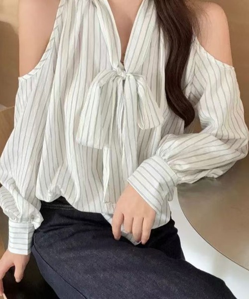 AsheKsha(アシクシャ)の「オフショルダーのストライプ柄リボン付きブラウス(シャツ/ブラウス・レディース・ホワイト・M)」の6枚目の写真
