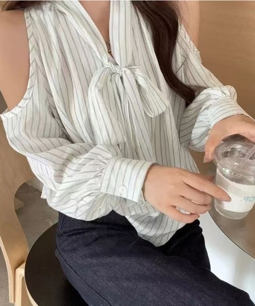 AsheKsha(アシクシャ)の「オフショルダーのストライプ柄リボン付きブラウス(シャツ/ブラウス・レディース・ホワイト・M)」の4枚目の写真