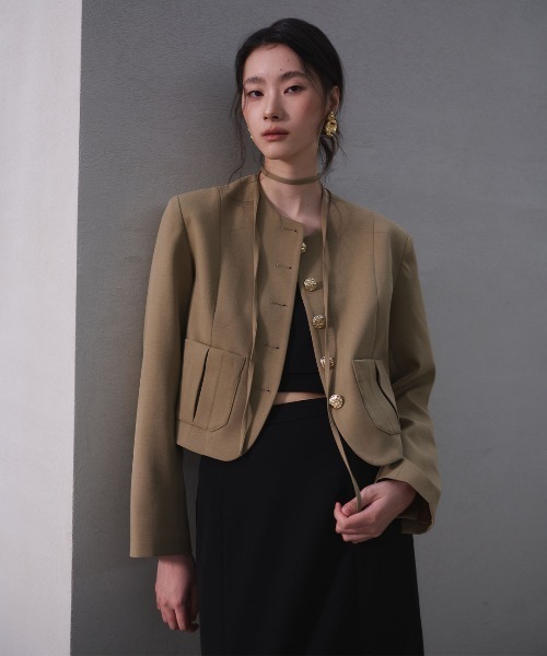 GENERAL IDEA(ジェネラルアイデア)の「【GENERAL IDEA】ストラップノーカラージャケット / STRAP COLLARLESS JACKET(ノーカラージャケット・レディース・ブラック/ベージュ・L/M/S)」の1枚目の写真