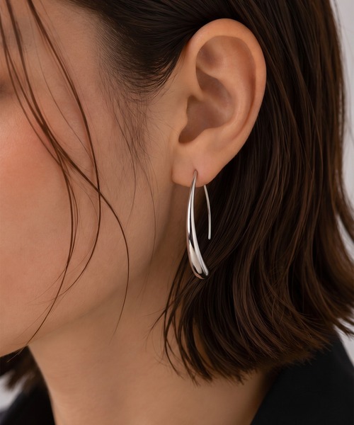 EMUNE(エミュネ)の「ステンレス フックピアス Flow(フロー)(ピアス(両耳用)・レディース・シルバー/ゴールド・ONE SIZE)」の8枚目の写真