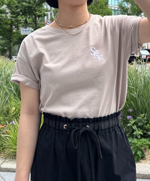Jena espace merveilleux(ジェナ エスパスメルヴェイユ)の「ワンポイントロゴカットソー(Tシャツ/カットソー・レディース・オフホワイト/グレー/チャコールグレー・FREE)」の1枚目の写真
