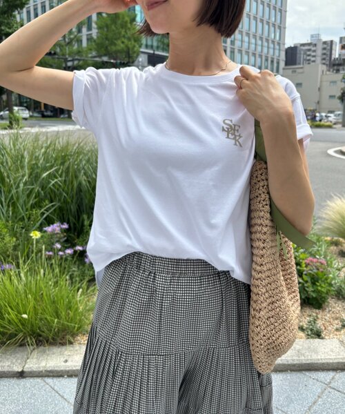Jena espace merveilleux(ジェナ エスパスメルヴェイユ)の「ワンポイントロゴカットソー(Tシャツ/カットソー・レディース・オフホワイト/グレー/チャコールグレー・FREE)」の2枚目の写真