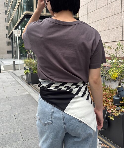 Jena espace merveilleux(ジェナ エスパスメルヴェイユ)の「ワンポイントロゴカットソー(Tシャツ/カットソー・レディース・オフホワイト/グレー/チャコールグレー・FREE)」の12枚目の写真