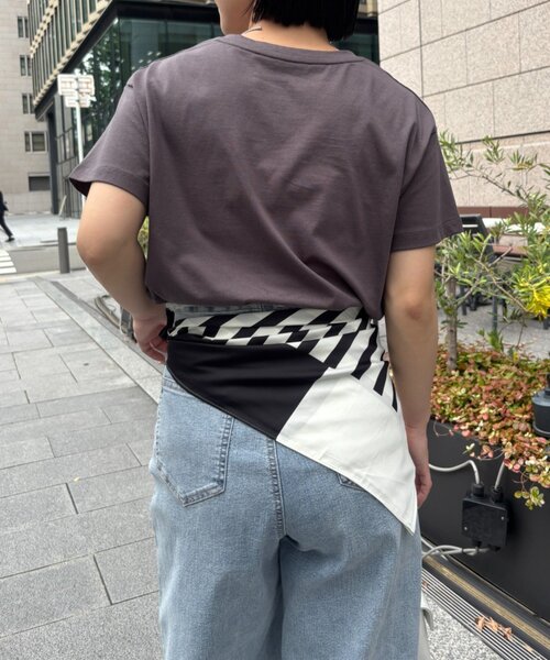 Jena espace merveilleux(ジェナ エスパスメルヴェイユ)の「ワンポイントロゴカットソー(Tシャツ/カットソー・レディース・オフホワイト/グレー/チャコールグレー・FREE)」の13枚目の写真