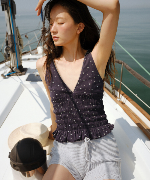 URAGO(ユラーゴ)の「花柄スモッキングVネックノースリーブ/2色(Tシャツ/カットソー・レディース・クリーム/ネイビー・FREE)」の4枚目の写真