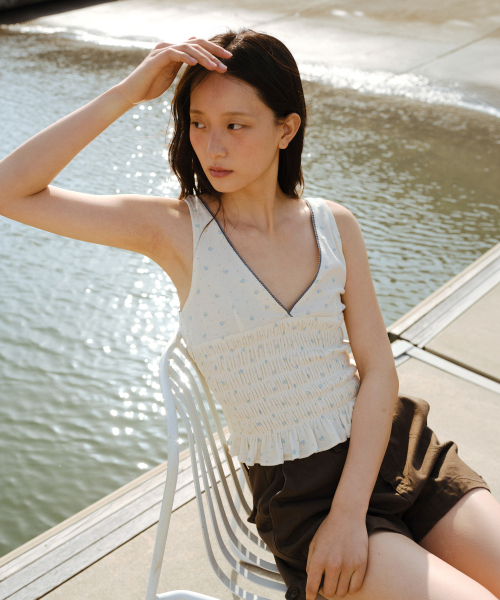 URAGO(ユラーゴ)の「花柄スモッキングVネックノースリーブ/2色(Tシャツ/カットソー・レディース・クリーム/ネイビー・FREE)」の6枚目の写真