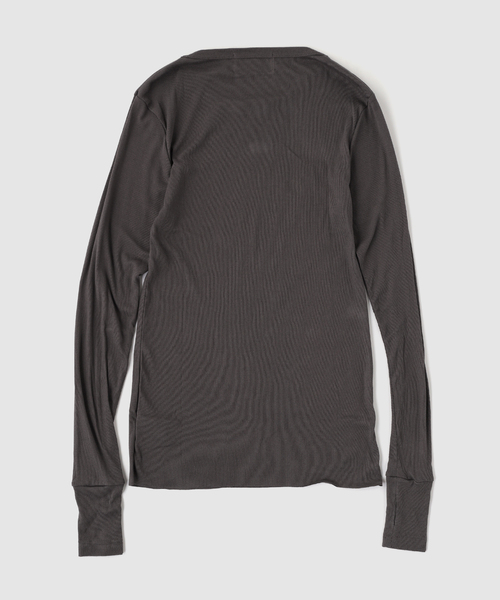 YUKI HASHIMOTO(ユウキハシモト)の「YUKI HASHIMOTO / ユウキハシモト THUMBHOLE L/S TEE(Tシャツ/カットソー・メンズ・チャコールグレー・46/48)」の2枚目の写真