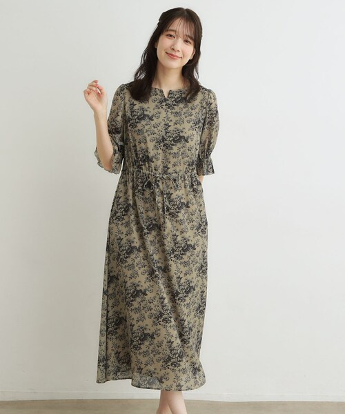LAURA ASHLEY(ローラアシュレイ)の「【洗える/ウエストドロスト・袖口ゴム仕様】トワル ディライト柄シフォンワンピース(ワンピース・レディース・カーキ系/ネイビー系・40/38)」の2枚目の写真
