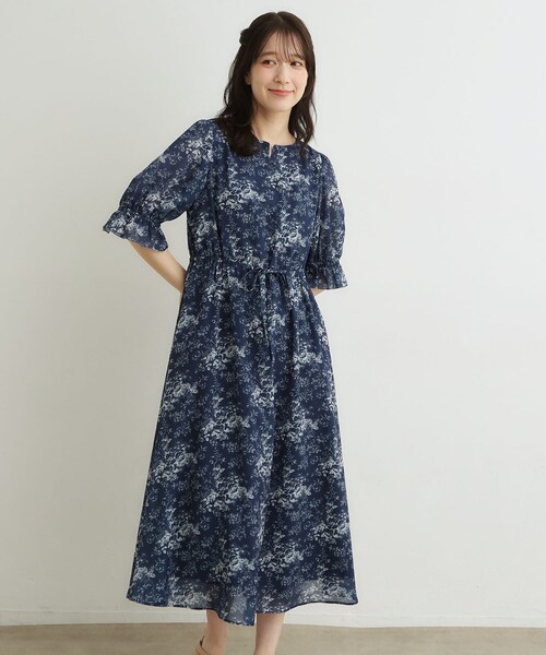 LAURA ASHLEY(ローラアシュレイ)の「【洗える/ウエストドロスト・袖口ゴム仕様】トワル ディライト柄シフォンワンピース(ワンピース・レディース・カーキ系/ネイビー系・40/38)」の1枚目の写真