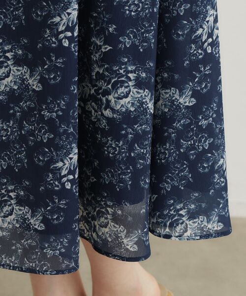 LAURA ASHLEY(ローラアシュレイ)の「【洗える/ウエストドロスト・袖口ゴム仕様】トワル ディライト柄シフォンワンピース(ワンピース・レディース・カーキ系/ネイビー系・40/38)」の7枚目の写真