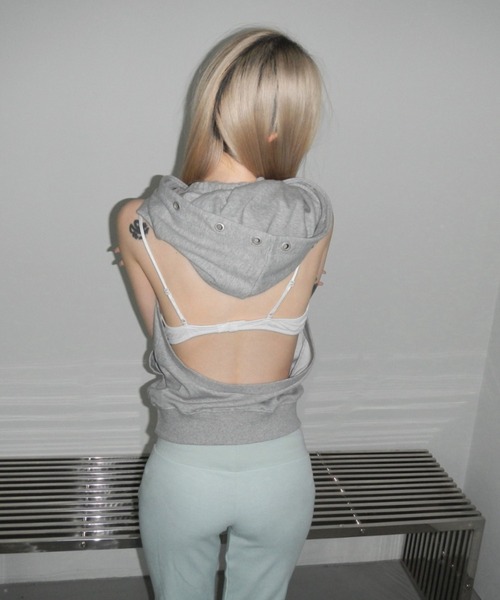 THEAIRTOWN(ジエアタウン)の「puching backless hoodie(パーカー・レディース・ブラック/グレー・FREE)」の1枚目の写真
