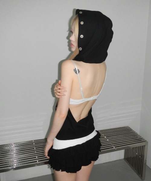 THEAIRTOWN(ジエアタウン)の「puching backless hoodie(パーカー・レディース・ブラック/グレー・FREE)」の2枚目の写真