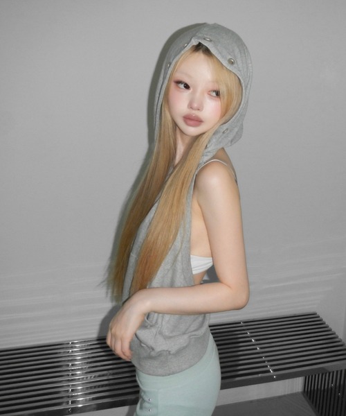 THEAIRTOWN(ジエアタウン)の「puching backless hoodie(パーカー・レディース・ブラック/グレー・FREE)」の3枚目の写真