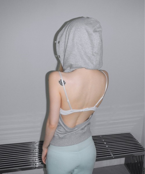THEAIRTOWN(ジエアタウン)の「puching backless hoodie(パーカー・レディース・ブラック/グレー・FREE)」の5枚目の写真