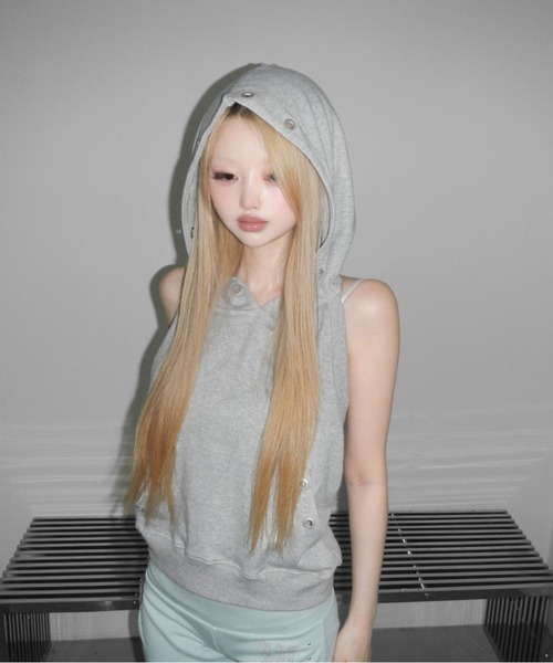 THEAIRTOWN(ジエアタウン)の「puching backless hoodie(パーカー・レディース・ブラック/グレー・FREE)」の4枚目の写真
