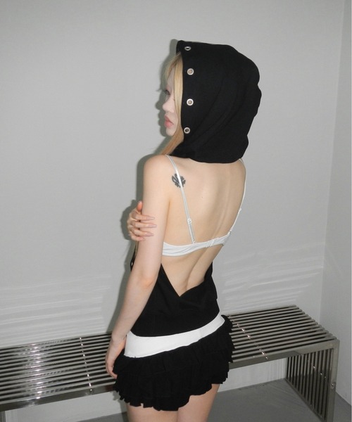 THEAIRTOWN(ジエアタウン)の「puching backless hoodie(パーカー・レディース・ブラック/グレー・FREE)」の9枚目の写真