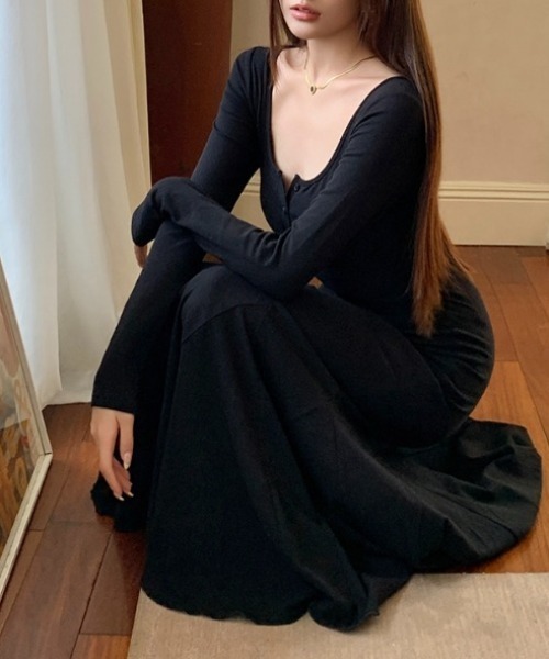 AMAJI(アマジ)の「ハイネック マーメイド長袖ワンピース(ワンピース・レディース・ブラック・MEDIUM/LARGE/SMALL)」の2枚目の写真