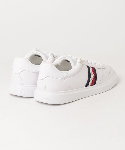 TOMMY HILFIGER(トミーヒルフィガー)の「アイコン コート ライト ウェビング ローカット スニーカー(スニーカー・レディース・ホワイト・24cm/23.5cm/23cm)」の2枚目の写真