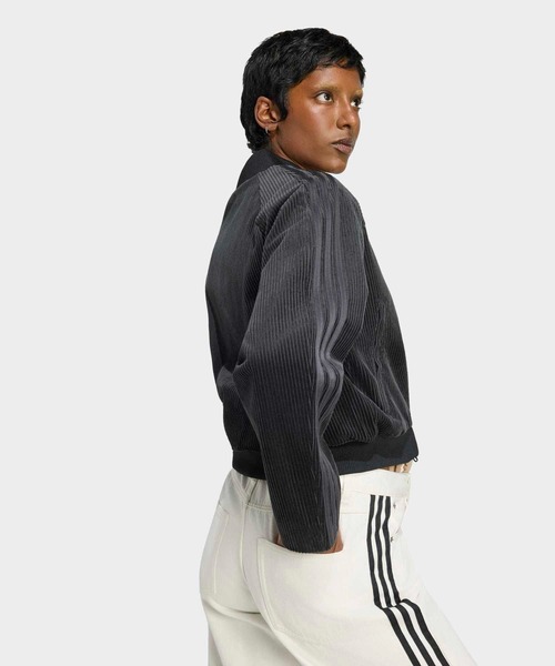 adidas(アディダス)の「コーデュロイ SST トラックトップ / ジャージ / トラックジャケット / アディダスオリジナルス adidas Originals(ジャージ・レディース・ブラック・LARGE/3XL/XX-LARGE/X-SMALL/SMALL/MEDIUM/X-LARGE)」の2枚目の写真