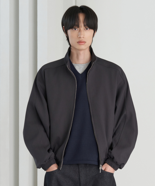 HYOJI(ヒョージ)の「26 FW ハイネック ブルゾン カーブド クロップド ジャケット (3カラー)(その他アウター・メンズ・チャコール/ブラウン/ブラック・L/M)」の4枚目の写真