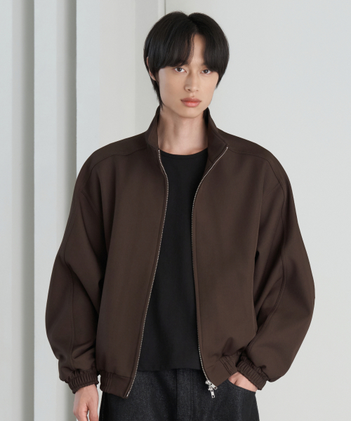HYOJI(ヒョージ)の「26 FW ハイネック ブルゾン カーブド クロップド ジャケット (3カラー)(その他アウター・メンズ・チャコール/ブラウン/ブラック・L/M)」の5枚目の写真