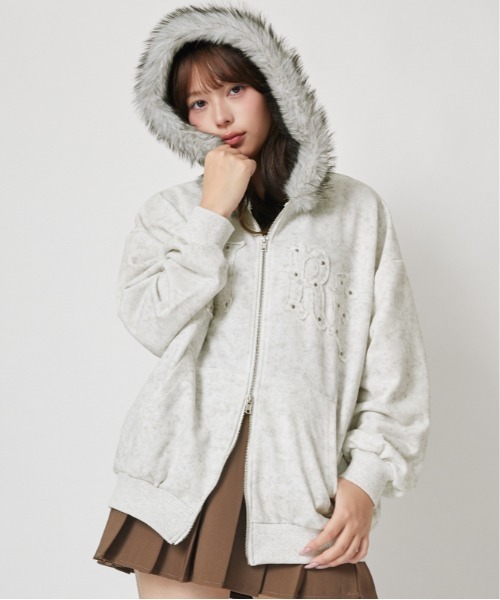 GORGE(ゴージ)の「ラメピグメント風 スタッズロゴファーパーカー|全3色(パーカー・レディース・ネイビー/オフホワイト/ブラック・F)」の1枚目の写真