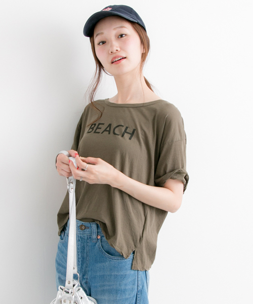 URBAN RESEARCH(アーバンリサーチ)の「UR ロゴプリントガーゼ天竺Tシャツ(Tシャツ/カットソー・レディース・オフホワイト/グレー系その他/カーキ・FREE)」の1枚目の写真