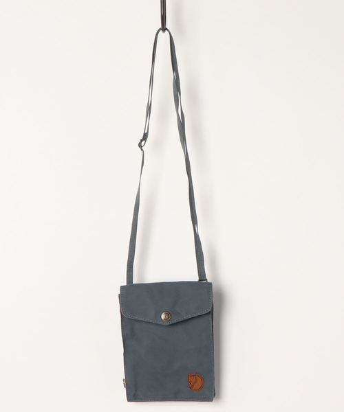 FJALL RAVEN （フェールラーベン）の「Pocket (FJALLRAVEN/フェールラーベン)（ショルダーバッグ・メンズ・ライトブラウン/ダークグレー/ネイビー/ウッド/サンドグレー/ブラック/マルーン/プラム/サックスブルー/ワインレッド/ライトカーキ/ライトグリーン/レッド/グリーン/オレンジ系その他/ライトインディゴブルー/パープル/イエロー/ダークブルー/ダークグリーン/ブラウン/ピンク/グレー系その他/ピンク系その他/ダークオリーブ/グレー/パープル系その他/ボルドー/ブラウン系1/エメラルド/カーキブラウン・FREE）」の5枚目の写真