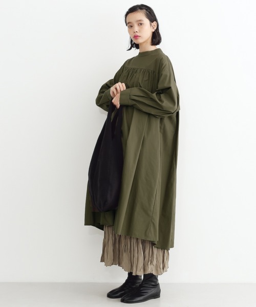 merlot(メルロー)の「スタンドカラーコットンギャザーフレアーワンピース1721(ワンピース)」|カーキ