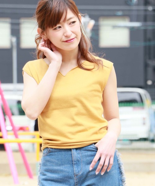 HER CLOSET(ハークローゼット)の「【HER CLOSET】ハートネックノースリニット(Tシャツ/カットソー・レディース・ブルー/グリーン/マスタード/モカ・M)」の2枚目の写真