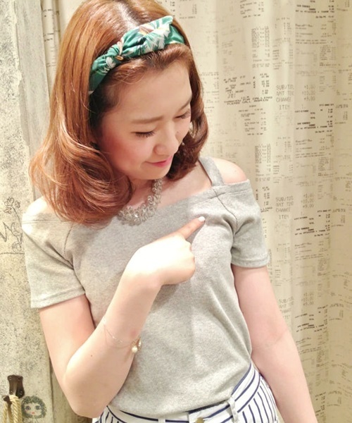 Chico(チコ)の「オフショルダーテレコT(Tシャツ/カットソー・レディース・グレー/ライトグレー/ネイビー/レッド/ホワイト・FREE)」の4枚目の写真