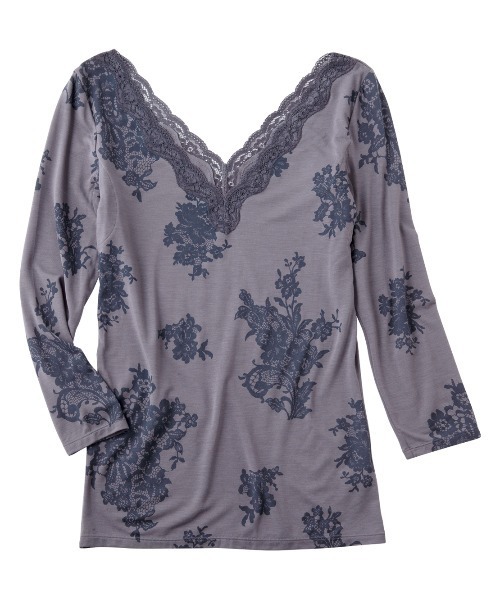 PEACH JOHN（ピーチジョン）の「【乾燥する季節に嬉しい！薄手でもたつかずフィット。抗菌防臭・消臭加工した汗取りパッド付き】Ｉｔ’ｓモイスティ９分袖（インナーウェア/肌着・レディース・ブラック/ネイビー/オフホワイト/ピンク/グレー/ブラック系その他/ホワイト系その他/ピンク系その他/チャコール/スモークピンク/ブルー/ホワイト系その他2/グレー系その他/ライトピンク/チャコールグレー/コーラルピンク/ホワイト×グレー/ブラック×ピンク/ダークグレー/スミクロ/ホワイト×ピンク/ヘザーチャコール/チャコールグレー×ブラック/ライトベージュ/ダークネイビー/ライトグレー/ドット/ヘザーグレー/ホワイト×レッド/グレイッシュベージュ/ピンクベージュ/アイボリー・SMALL/MEDIUM/LARGE）」の20枚目の写真