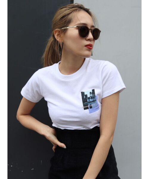 EMODA(エモダ)の「グラフィックレイヤーミニマルTシャツ(Tシャツ/カットソー・レディース・ホワイト/ブラック/パープル・FREE)」の9枚目の写真