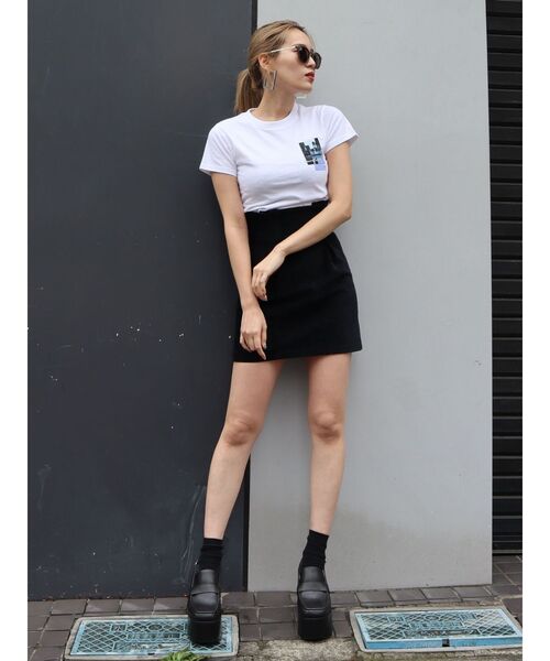 EMODA(エモダ)の「グラフィックレイヤーミニマルTシャツ(Tシャツ/カットソー・レディース・ホワイト/ブラック/パープル・FREE)」の4枚目の写真