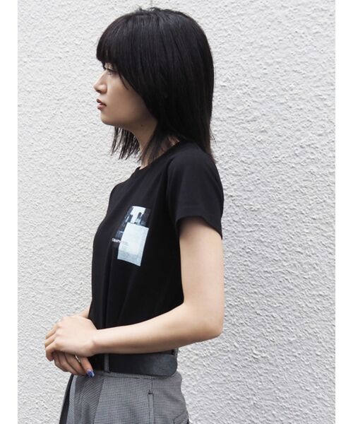 EMODA(エモダ)の「グラフィックレイヤーミニマルTシャツ(Tシャツ/カットソー・レディース・ホワイト/ブラック/パープル・FREE)」の14枚目の写真